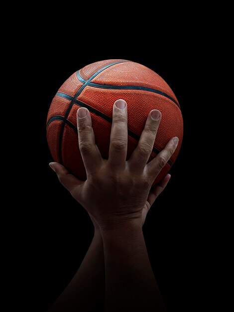 Foto jugador de baloncesto sosteniendo una pelota contra un fondo negro