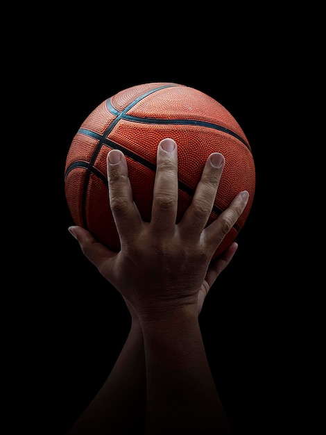 Jugador de baloncesto sosteniendo una pelota contra fondo negro