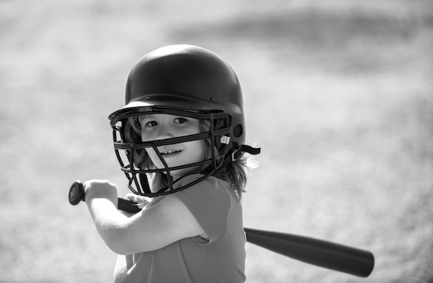 Jugador de béisbol con casco y bate de béisbal