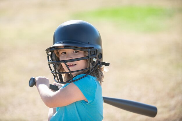 Jugador de béisbol en casco de béisbol y bate de béisbol