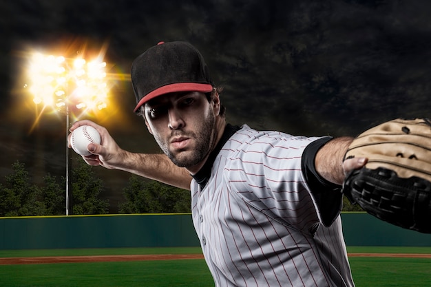 Foto jugador de béisbol en un estadio de béisbol.