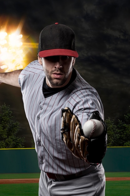 Jugador de béisbol en un estadio de béisbol.