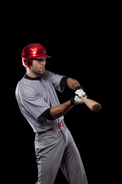 Jugador de béisbol joven con un casco rojo