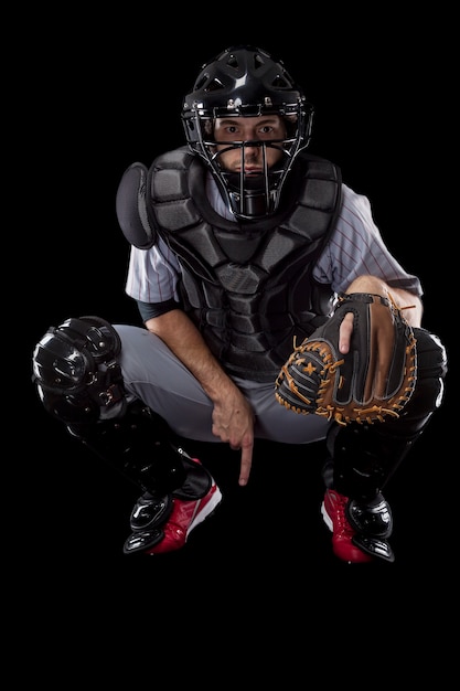 Jugador de béisbol, receptor pidiendo una bola rápida. Foto de estudio.