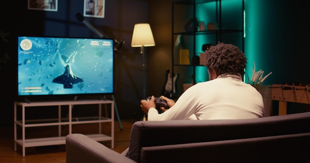 Jugador disfrutando de gráficos de trazado de rayos de alta calidad en el videojuego de consola zoom out shot
