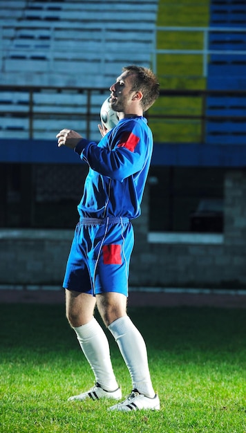 Foto jugador de fútbol en acción