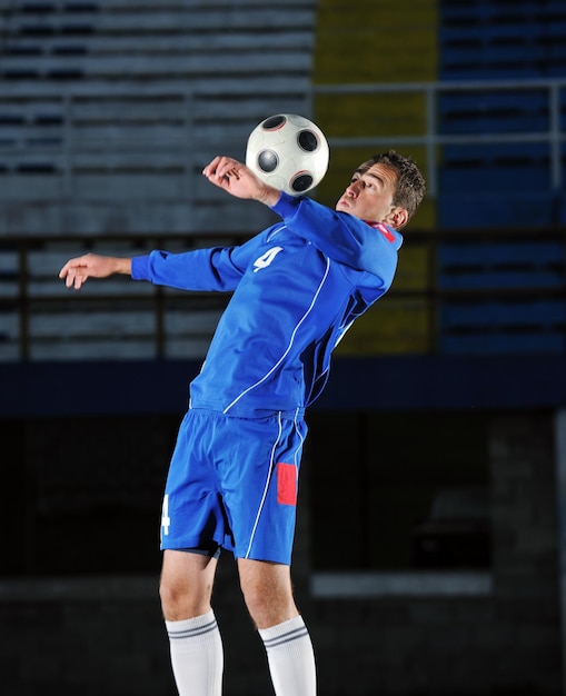 jugador de fútbol en acción