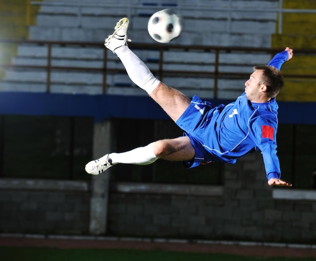 jugador de fútbol en acción