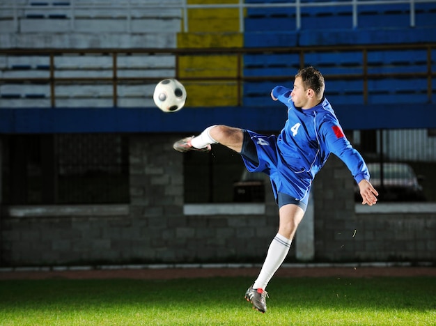 jugador de fútbol en acción