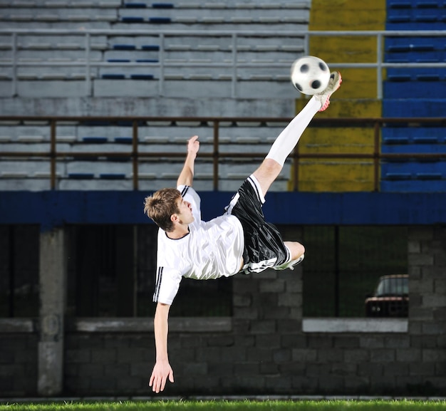 Foto jugador de fútbol en acción