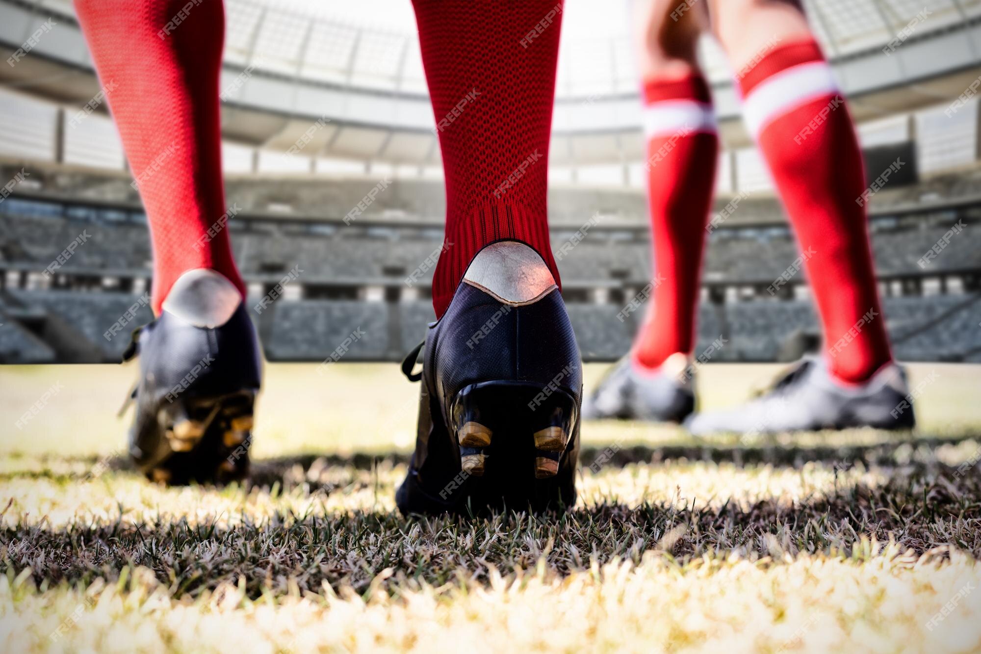 Jugador de fútbol americano contra la portería rugby en un día soleado en el estadio | Foto Premium