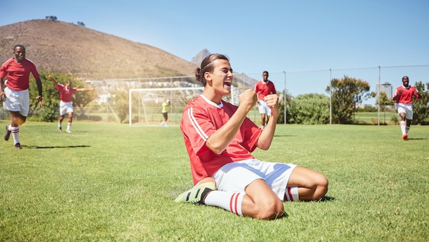 Foto jugador de fútbol animando y ganando el puño en el partido de la comunidad de éxito del juego o entrenamiento de entrenamiento de energía sonrisa feliz y celebración para los jugadores de fútbol o amigos deportivos en el campo de césped de competición