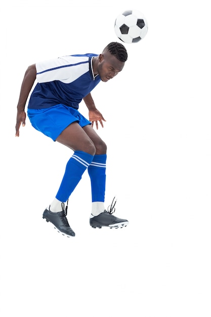 Jugador de fútbol en la bola azul del título