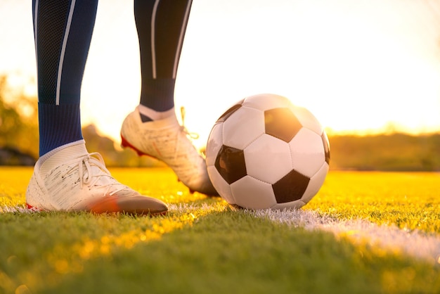 El jugador de fútbol colocó una pelota de fútbol en el césped en un tiro libre para ganar la puntuación en el partido de la Copa del Mundo del estadio