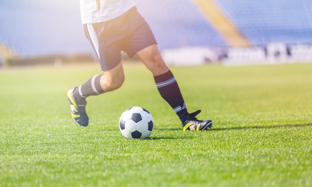 Jugador de fútbol corriendo en el césped