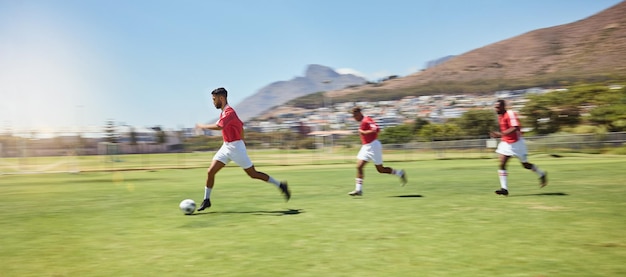 Jugador de fútbol corriendo y pelota de fútbol juego de competición deportiva campo de hierba y goles de puntuación ganadora en Sudáfrica Desenfoque de movimiento atleta profesional campo de fútbol acción y energía al aire libre