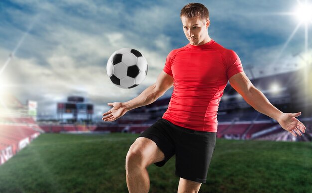 Foto jugador de fútbol en el estadio