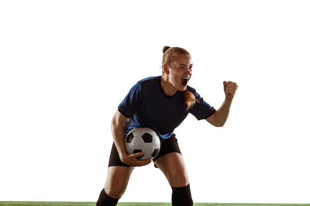 Jugador de fútbol femenino pateando la pelota entrenando en acción y movimiento