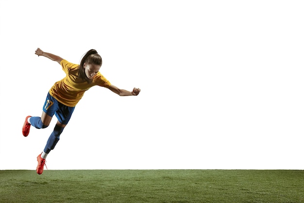 Jugador de fútbol femenino pateando la pelota en el estadio