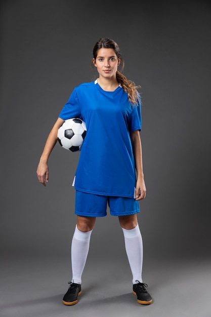 Foto jugador de fútbol femenino retrato con pelota