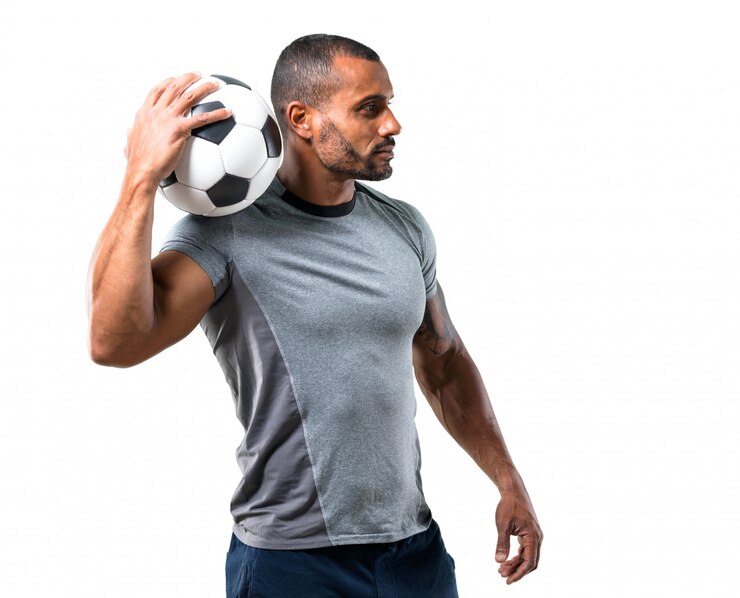 Foto jugador de fútbol fuerte con balón de fútbol sobre fondo blanco aislado