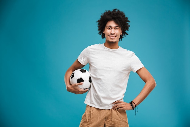 Foto jugador de fútbol de hombre rizado africano joven alegre