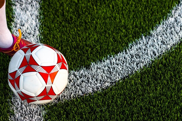 Jugador de fútbol iniciando un tiro de esquina de la pelota