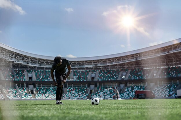 Jugador de fútbol masculino profesional en el fondo del estadio