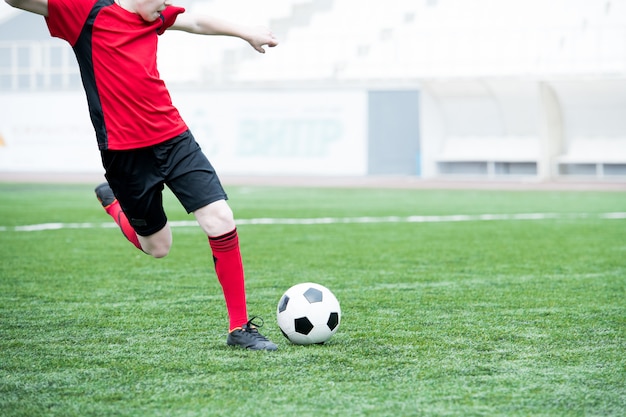 Jugador de fútbol pateando la pelota