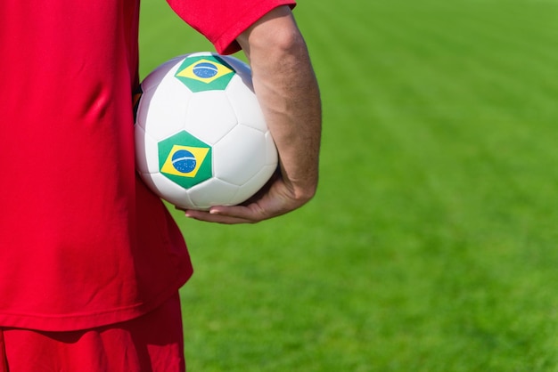 Jugador de fútbol con la pelota de Brasil