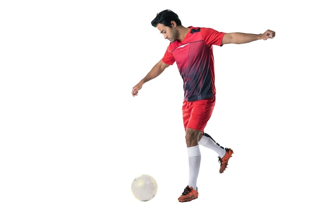 Jugador de fútbol profesional en pose de uniforme de entrenamiento rojo sobre un concepto de fútbol de fondo blanco activo