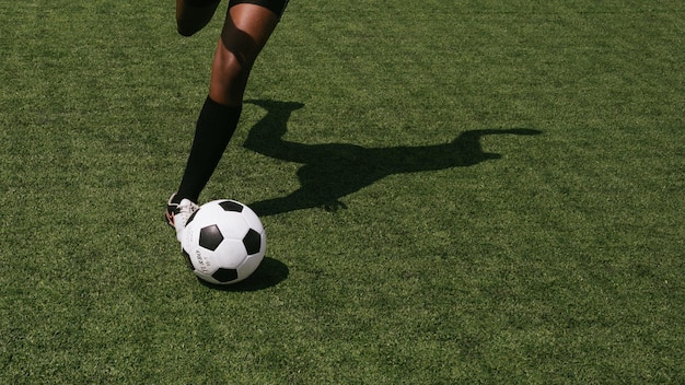 Un jugador de fútbol que juega el gol