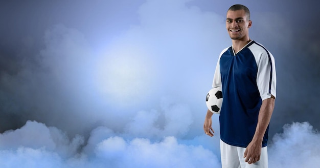 Jugador de fútbol sonriendo contra el cielo