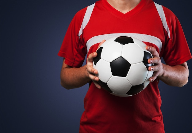 Foto el jugador de fútbol está sosteniendo la pelota en el fondo