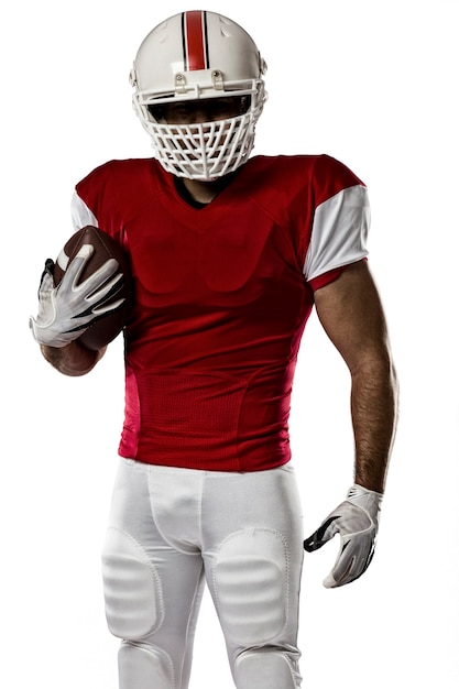 Jugador de fútbol con un uniforme rojo sobre blanco