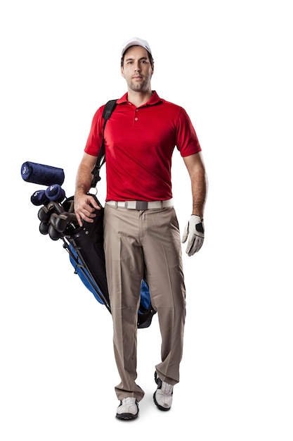 Jugador de golf con una camisa roja caminando con una bolsa de palos de golf en la espalda, sobre un espacio en blanco.