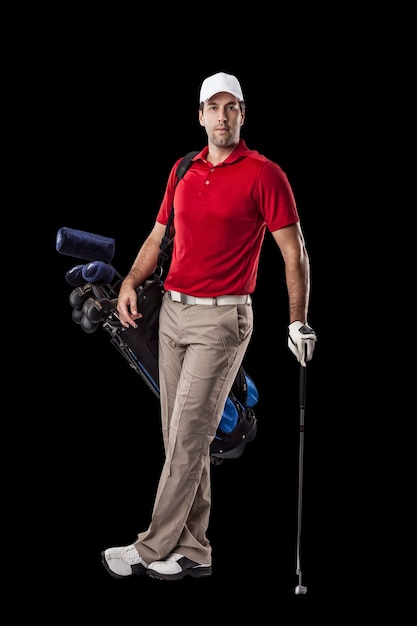 Jugador de golf con una camisa roja, de pie con una bolsa de palos de golf en la espalda, sobre un fondo negro.