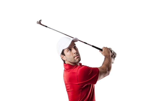 Jugador de golf con una camisa roja tomando un swing, en un espacio en blanco.