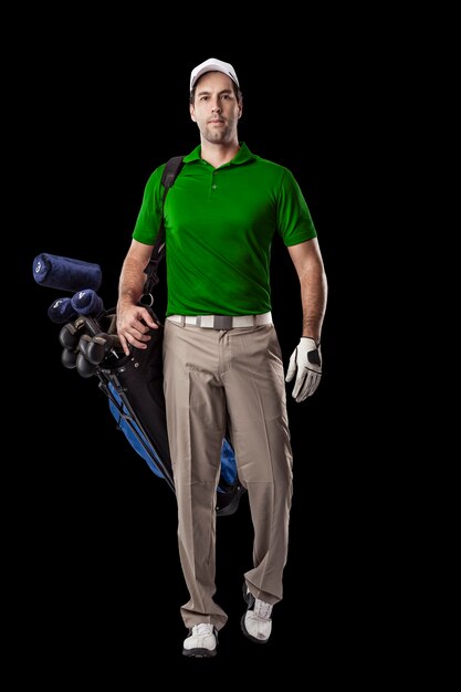 Jugador de golf con una camisa verde caminando con una bolsa de palos de golf en la espalda, sobre un fondo negro.