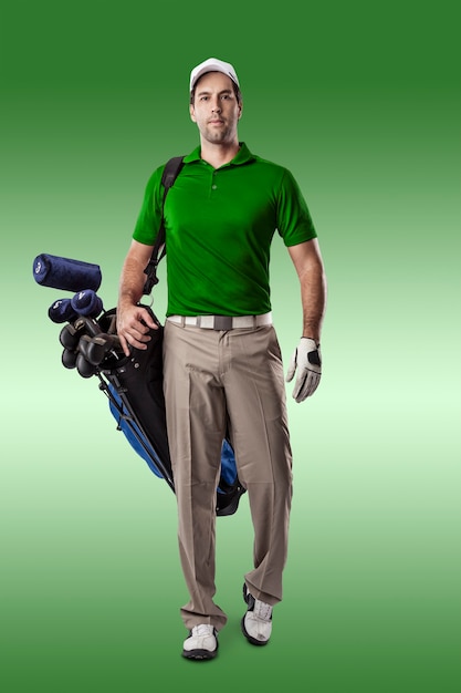 Jugador de golf con una camisa verde caminando con una bolsa de palos de golf en la espalda, sobre un fondo verde.