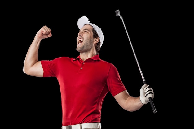 Foto jugador de golf con una camiseta roja celebrando, sobre un fondo negro.