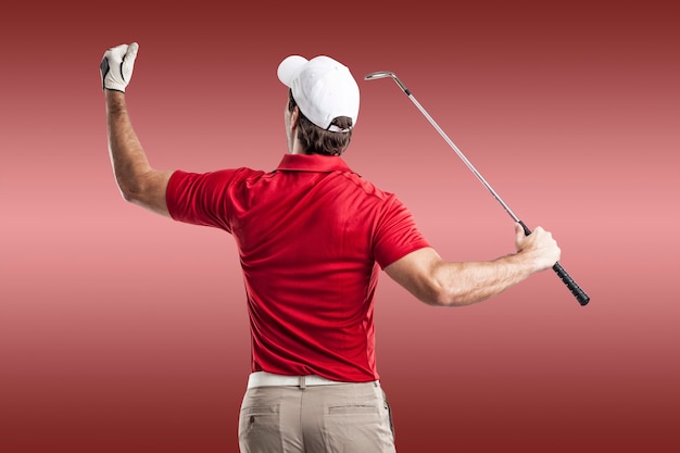 Jugador de golf en una camiseta roja celebrando, sobre un fondo rojo.