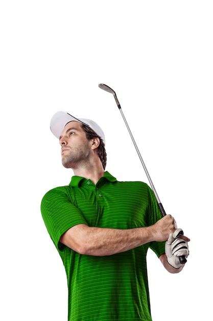 Jugador de golf en una camiseta verde tomando un swing, sobre un fondo blanco.