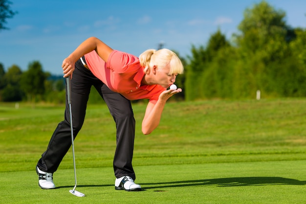 Foto jugador de golf femenino joven en curso