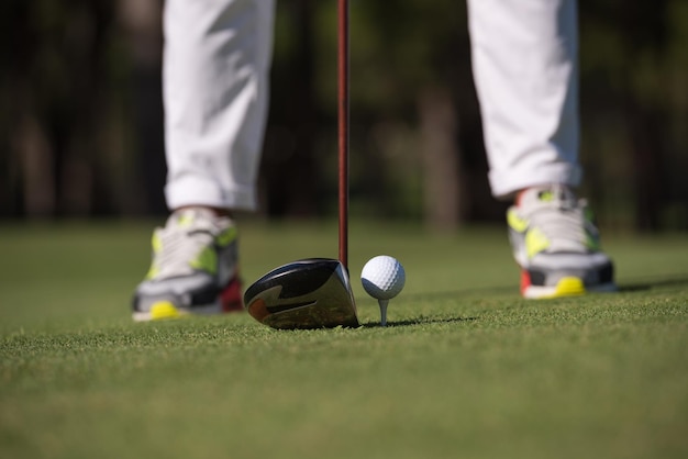 jugador de golf golpeando tiro con club en curso en la hermosa mañana