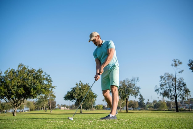 Jugador de golf masculino al aire libre de deporte profesional en campo de golf profesional