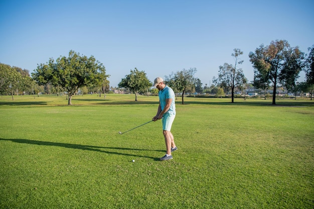 Jugador de golf masculino en un campo de golf profesional retrato de golfista en gorra con palo de golf