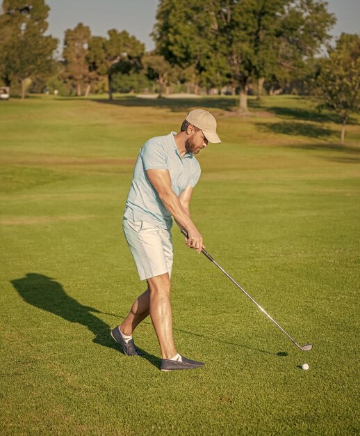 Jugador de golf masculino en un campo de golf profesional retrato de golfista en gorra con palo de golf