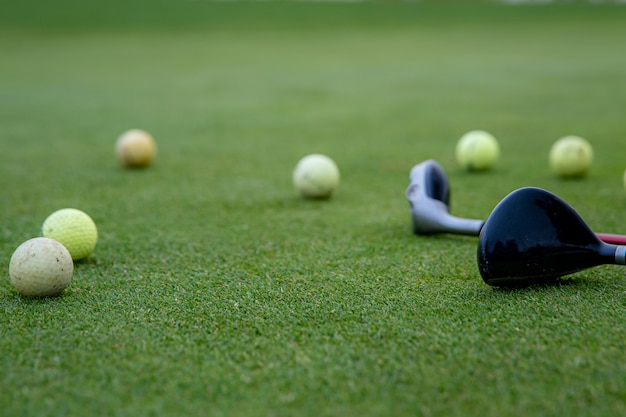 Un jugador de golf prepara la pelota para ser disparada en el campo de golf.