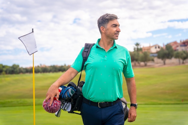 Un jugador de golf profesional en un campo de golf